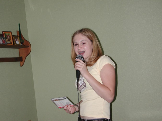 aliciasinging2.jpg